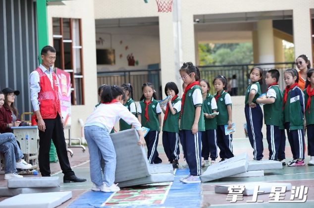学生体验铺路游戏。
