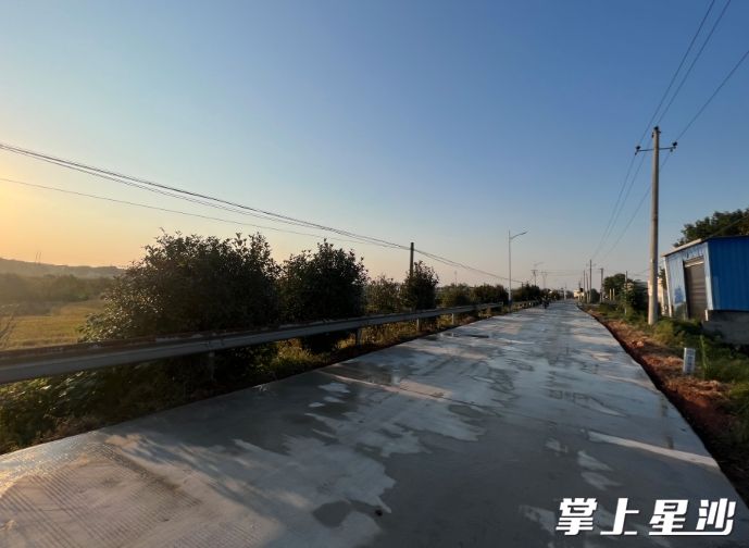 图为修好后的道路。梁焕鑫 摄 图为修好后的道路。梁焕鑫 摄