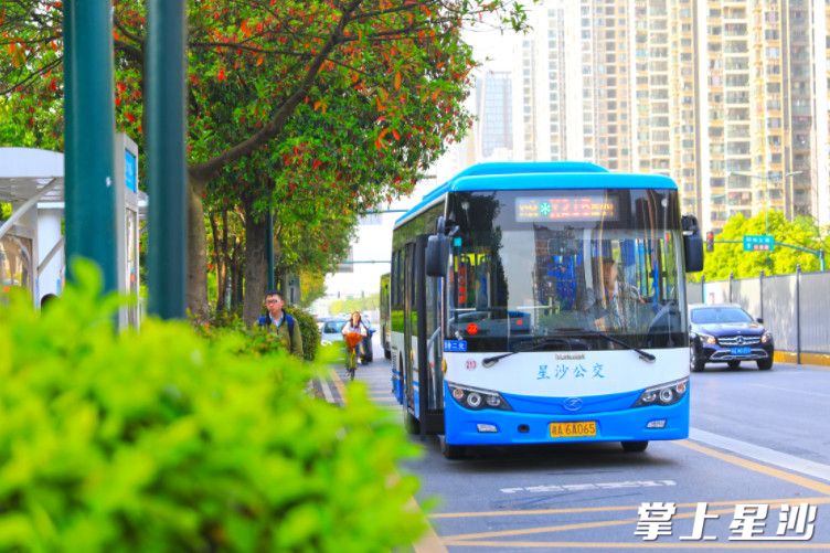 行驶在城乡的公交车,文明之风扑面而来。章帝 摄 行驶在城乡的公交车,文明之风扑面而来。章帝 摄