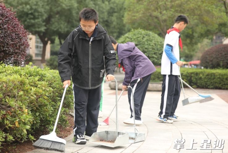 在松雅湖中学，学生正打扫校园环境卫生。