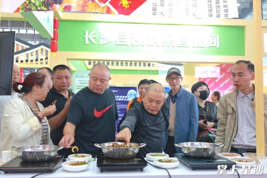 在食品试吃区，美味食物让大家流连忘返。