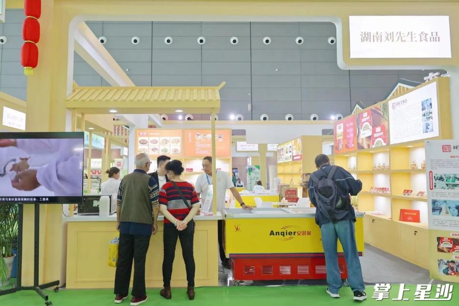 湖南刘先生食品展出30余种菜品。