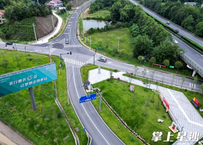 图为青山铺至开慧红色旅游专线附近乡村美景。