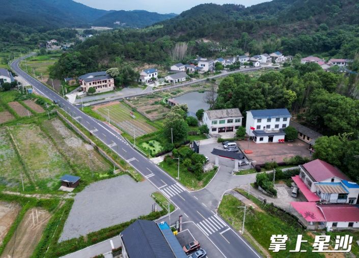 图为青山铺至开慧红色旅游专线附近乡村美景。均为章帝 摄