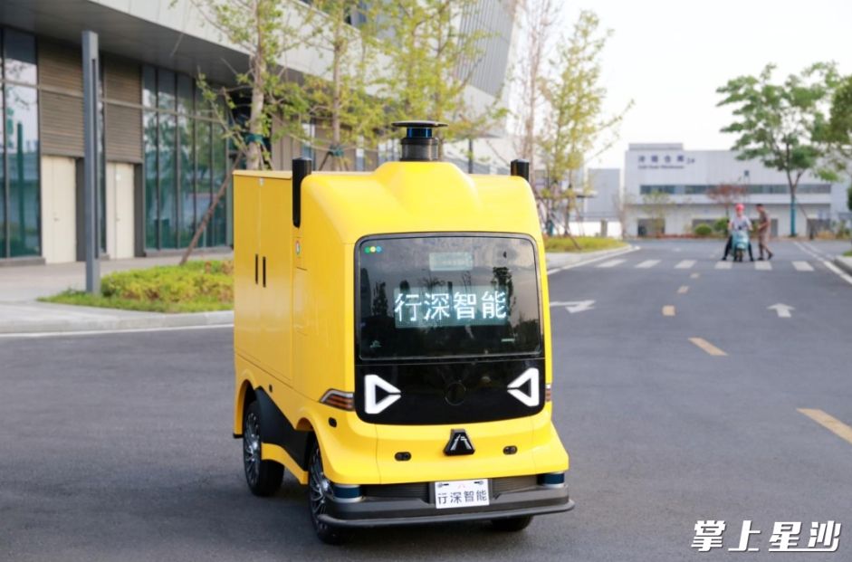 通过改造无人车通道，海关审核放行后由无人车在3到5分钟内可进行实时配送。