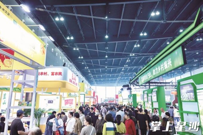 图为农博会现场，参展观众拎着大包小包来“进货”。主办方供图