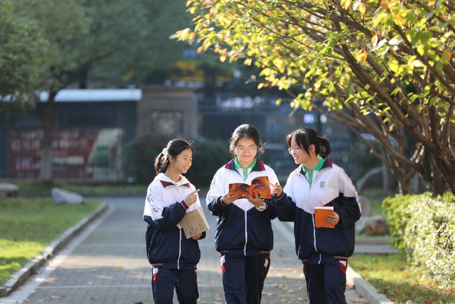 在松雅湖中学校园，学生课后一起交流读书心得，阅读蔚然成风。