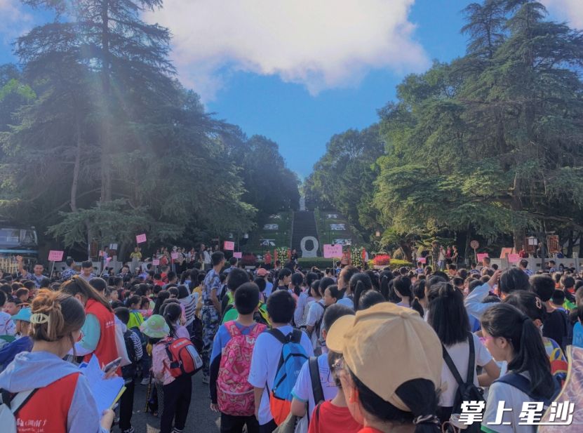 近段时间以来，杨开慧烈士陵园前研学团队人流如织。张庆 摄