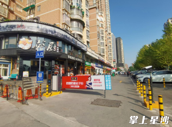 星城国际小区南门设置了一处入口道闸。均为郭银 摄