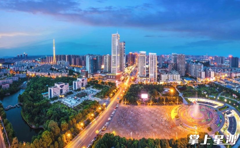 长沙县围绕四大行动全力推动四季度高质量发展攻坚突破.图为星沙夜景.