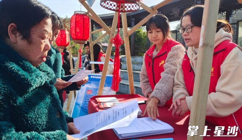 北山镇政策集市现场。杨源 摄