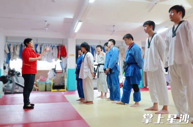 李跃华教练向学员讲解训练注意事项。