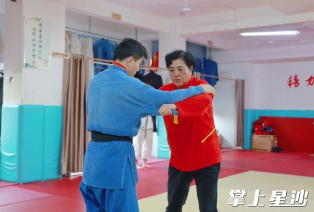 李跃手把手教学员训练。