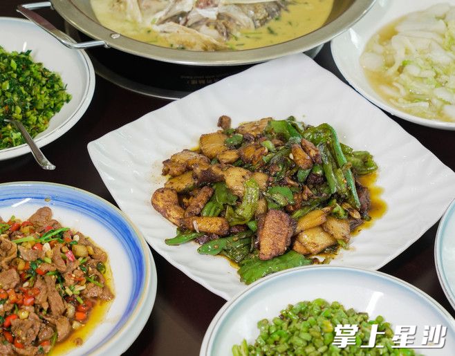 湘丰庄园的招牌菜辣椒炒肉是一绝。