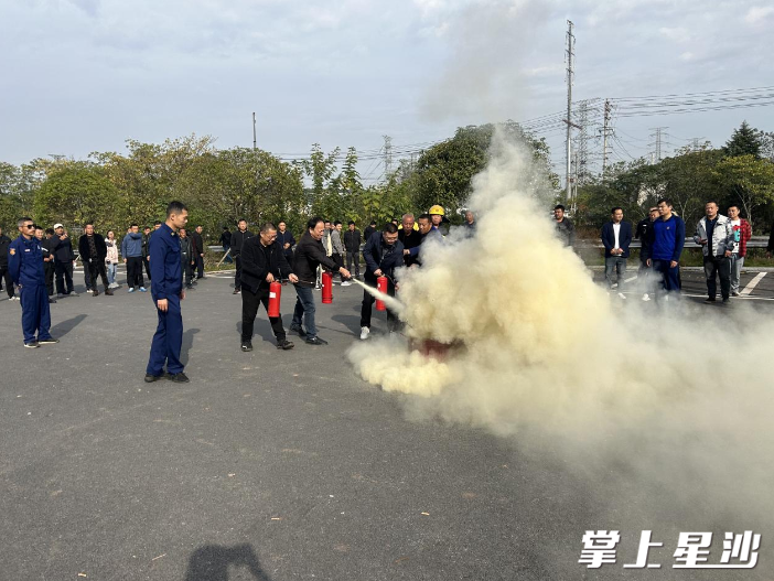 黄花镇干部进行灭火救援实操演练。 黄花镇干部进行灭火救援实操演练。