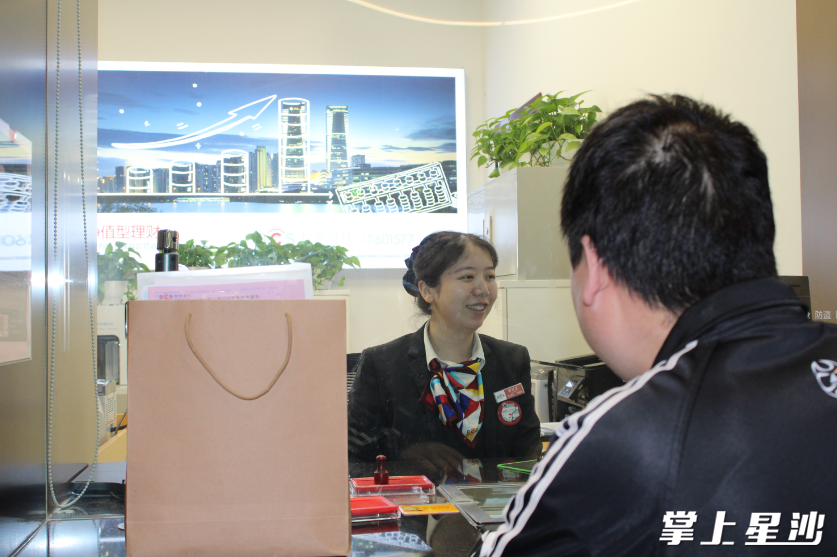 在长沙银行星城支行，柜台工作人员正热情为客户办理业务。均为宋彬彬 摄