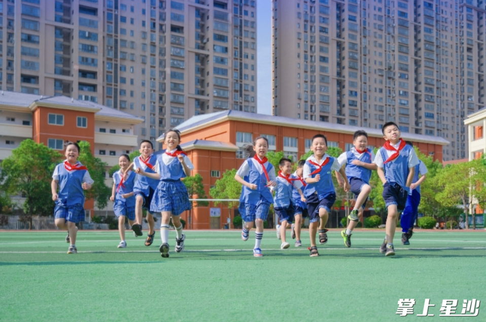 湘龙小学的学生们开心在校园操场奔跑。章帝 摄
