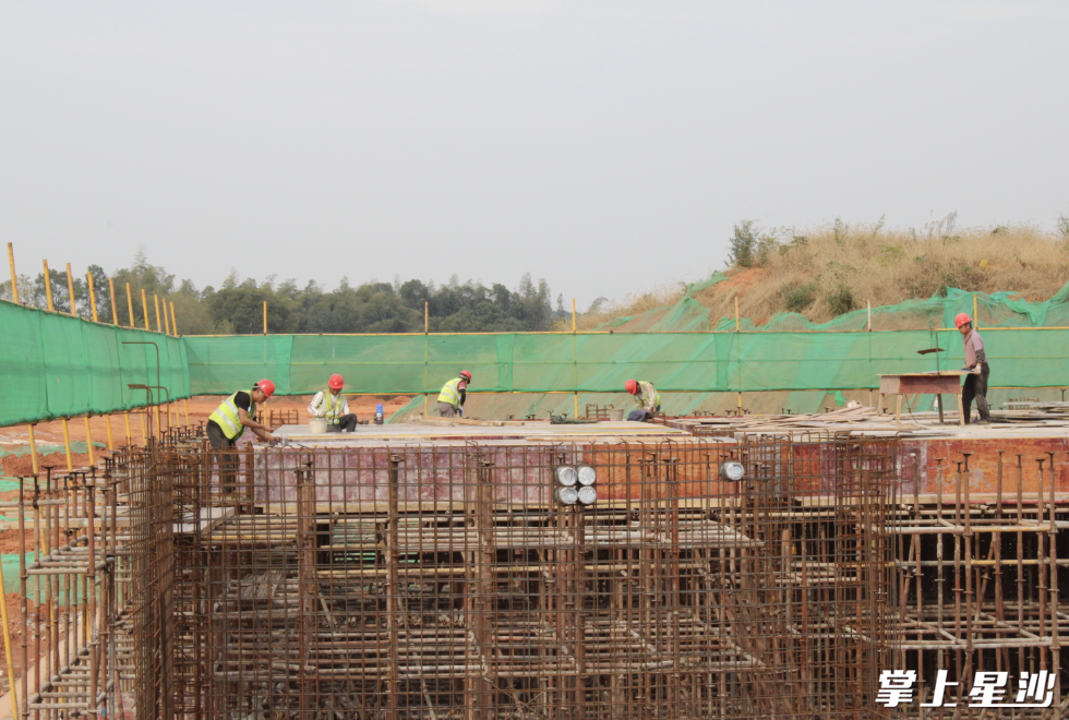 在星大·星悦湾项目建设现场，施工人员正紧盯施工节点加紧建设。