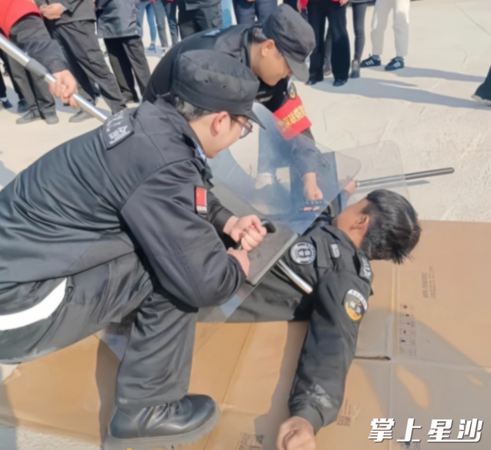 安保公司正在开展防暴演习中。正义之剑保安公司供图