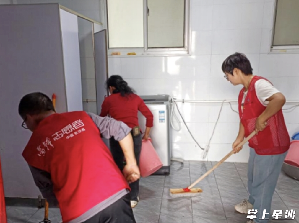 “党建网格群众工作日”党员上门为敬老院清洁浴室。