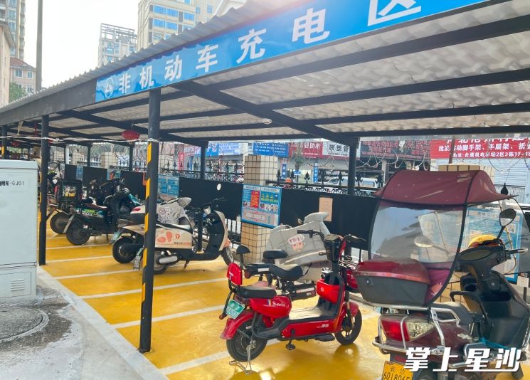 湘绣苑新建了2个非机动车充电棚,将充电位由30个扩增至100余个。均为林正茂 摄 湘绣苑新建了2个非机动车充电棚,将充电位由30个扩增至100余个。均为林正茂 摄