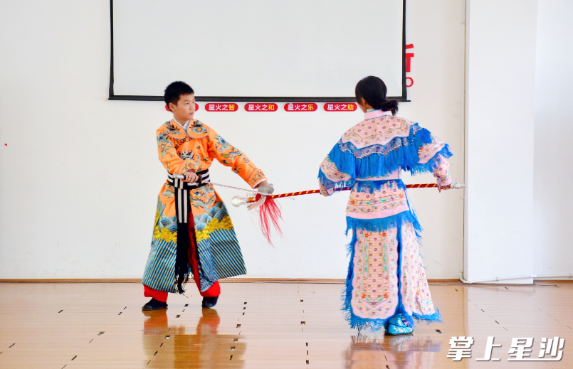 图为长沙县果园镇文化站内，两名“小戏骨”在排练剧目，这身段看起来十分有范。资料图片