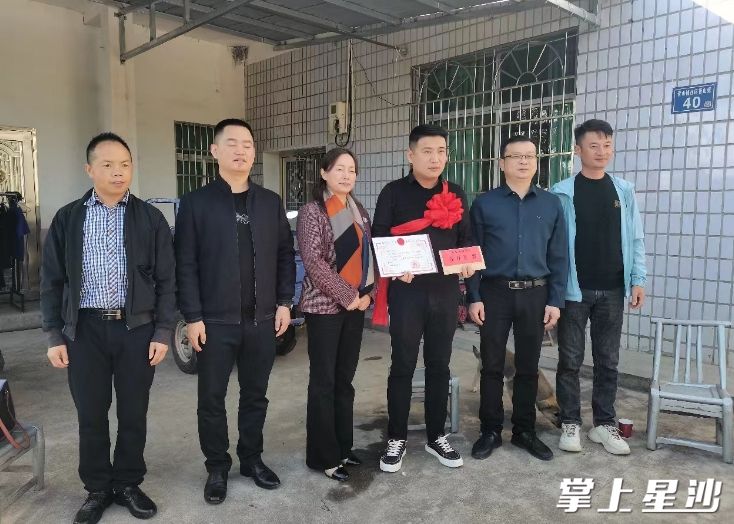 长沙县委政法委上门走访慰问青山铺社区居民冯高平。