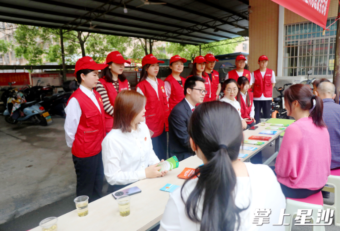 长沙县人民法院“天平星”学雷锋志愿服务队获评全省“最美公益普法集体”。盛磊 摄