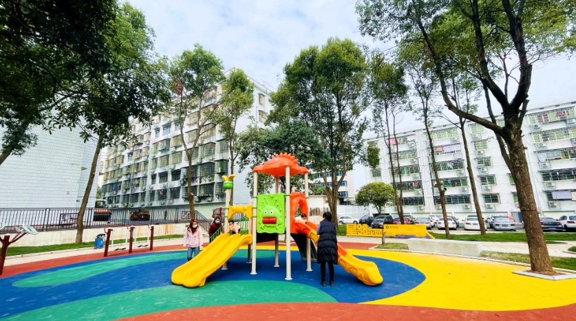 提质改造后的老旧小区迎来蝶变，还增设了儿童游乐设施。盛磊 摄