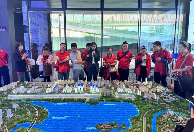 星沙交通便利、宜居宜业，吸引了众多市民前往各房企实地探访看房。企业供图