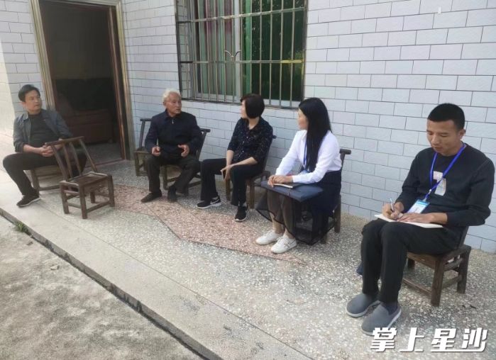 长沙县委交叉巡察组在江背镇老党员家中走访交谈。长沙县纪委监委供图