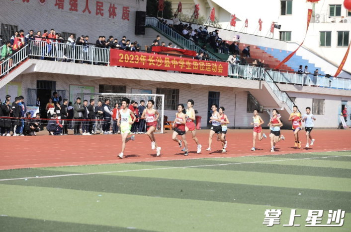 比赛现场有不少老师和学生助阵加油。均为李杰 摄