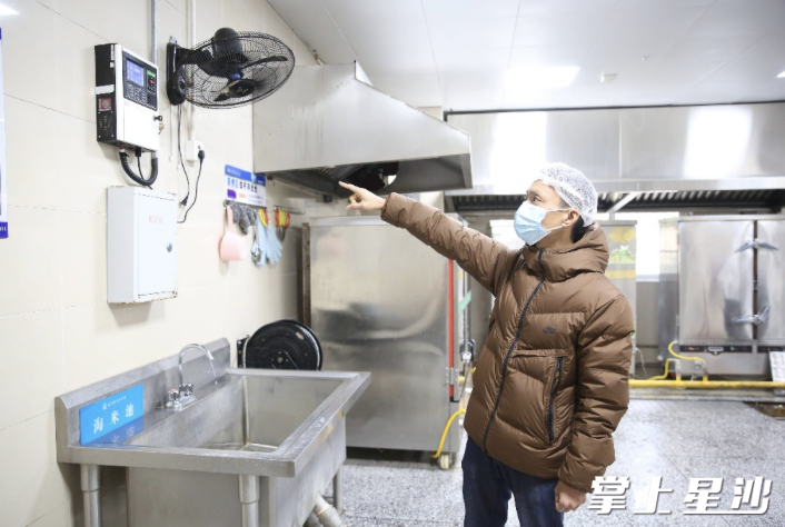 天华中学食堂负责人每天检查探头装置显示的情况。