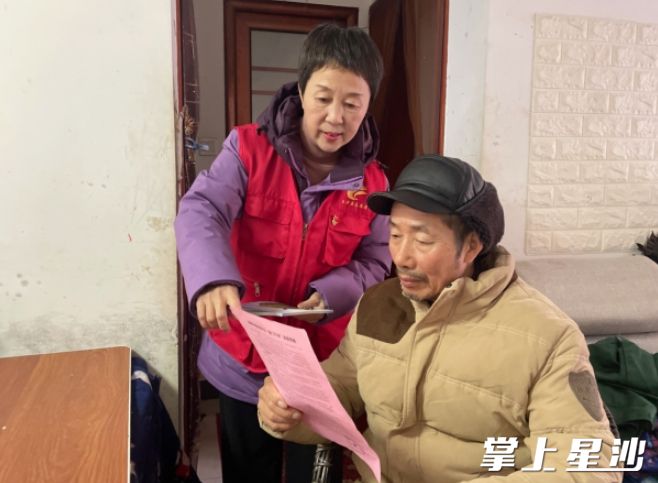 陈湘江（左）正在向居民邓国瑛宣传燃气安全知识。