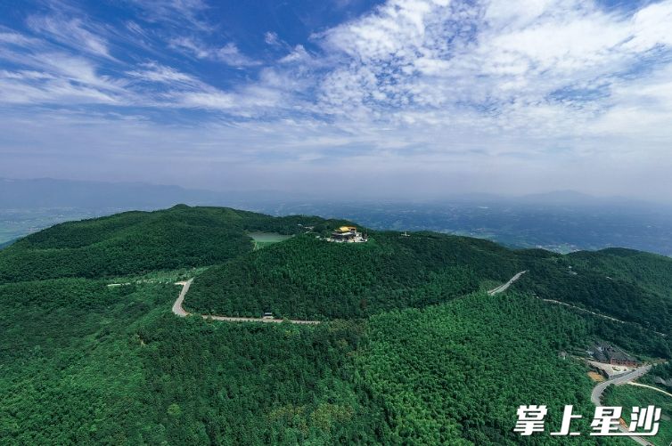 影珠山一片郁郁葱葱，绿意盎然。章帝 摄