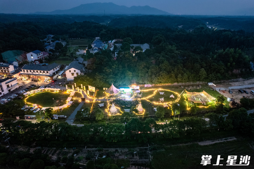 今年夏天，板仓旅游度假区掀起露营热。