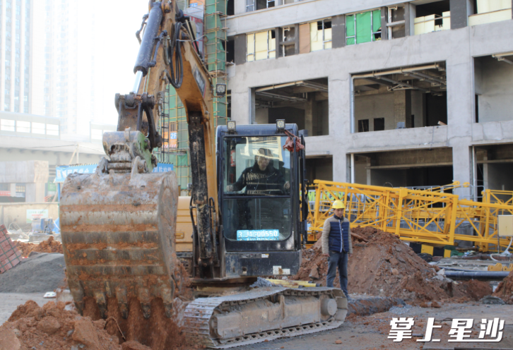 在长沙县苏家路（大华北路—万家丽路）工程总承包项目现场，松雅集团工作人员正在操纵挖机施工。