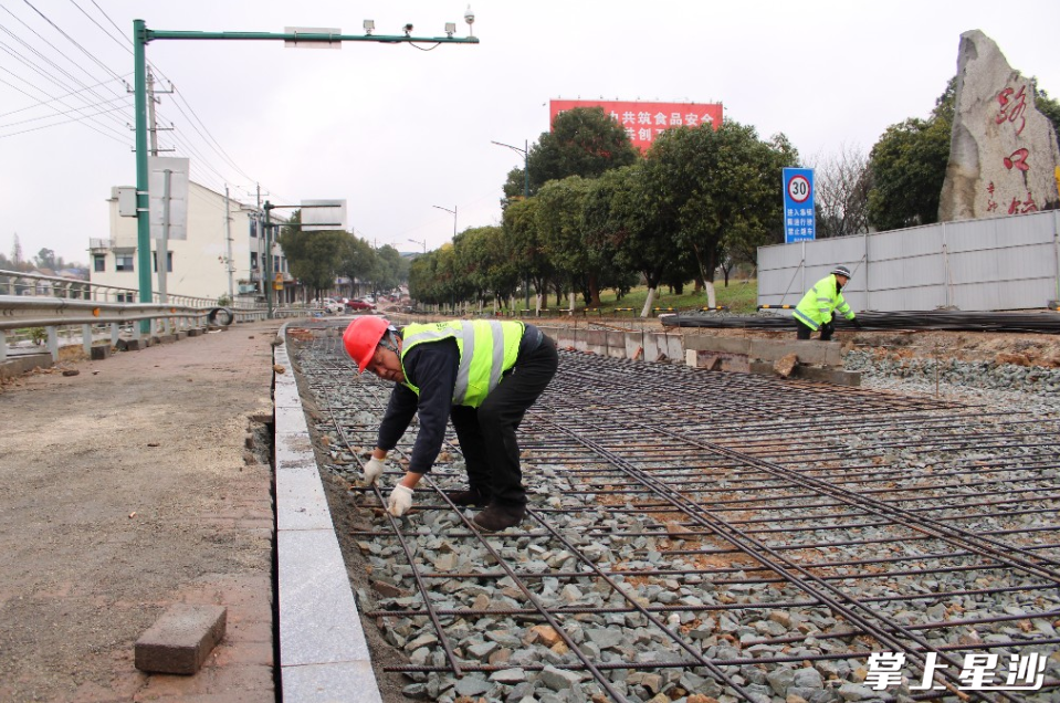 在振兴南路维修改造工程施工建设现场，施工人员正在铺设钢筋。均为宋彬彬 摄