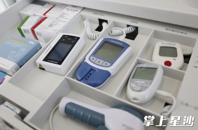 智慧健康亭内检测设备一应俱全，可为居民进行多种检测。