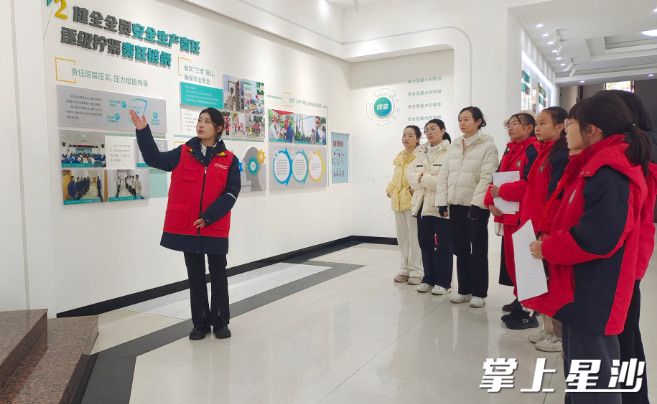 图为参观现场。均为杨源 摄