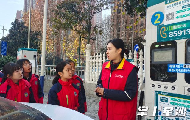 同学们在了解室外充电设备。