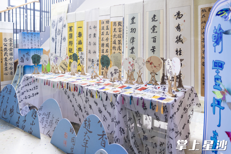 传统作品展，展出的团扇都是孩子们的美术作品。