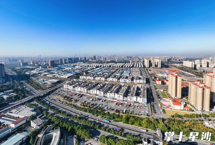 中南汽配城含汽车配件区、汽配用品区、美容装饰区等区域，是一站式汽配专业批发大市场。章帝 摄