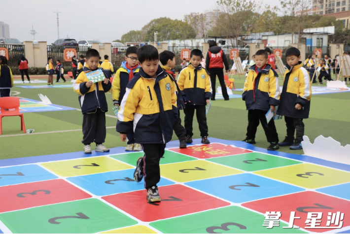 学生正体验趣味游戏，感受数学学科魅力。