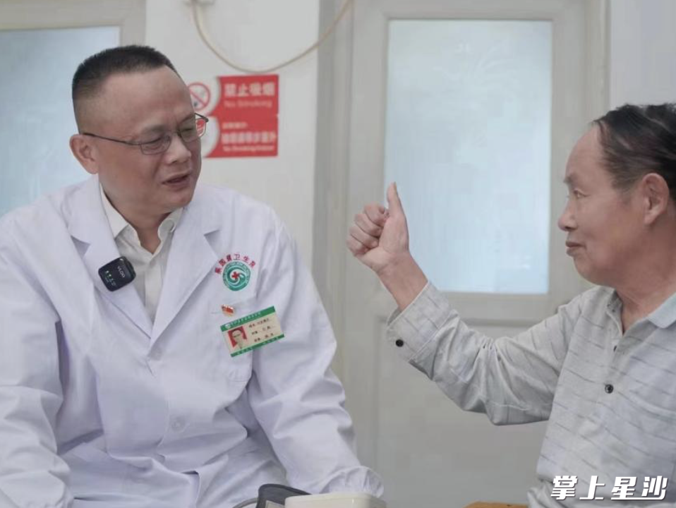王涌江与患者亲切交谈。