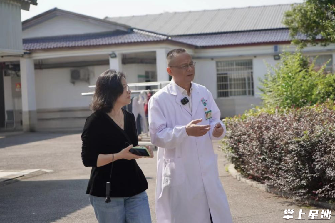王涌江带领记者参观果园镇医养融合中心，并介绍情况。