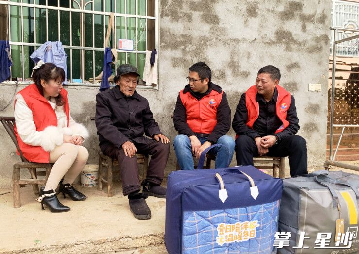 志愿者与江背镇“邻里帮”爱心商户组成的志愿服务队伍带着“冬日暖心包”前往独居、空巢、困难老人家中送温暖。江背镇供图