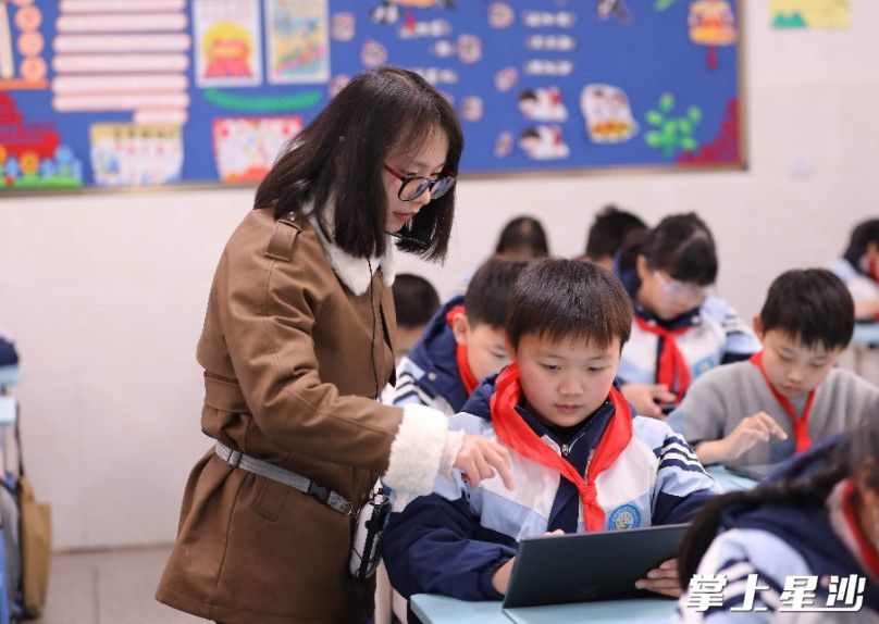 数学课上，陈珍对学生使用平板电脑做题进行指导。均为李杰 摄