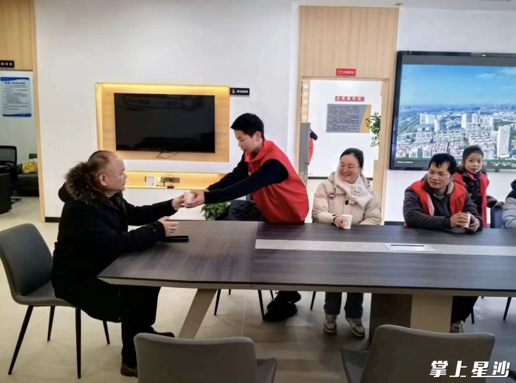 长沙县各新时代文明实践阵地纷纷设立“爱心接力站”，为环卫工人、快递员、外卖小哥等户外劳动者及过往行人提供避雪取暖等暖心服务。