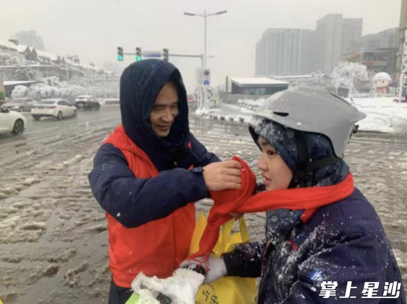 志愿者为驾驶员送上“爱心红围巾”。